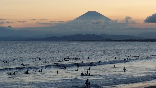Chigasaki-Beach-surfing-Mt-Fuji